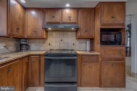 Kitchen - 4 Hunter Rd, Hazleton, PA 18201 photo 5 of 6