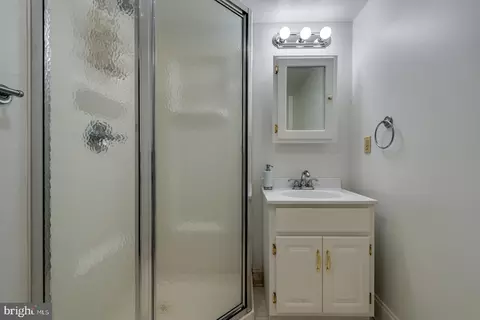 Bath - 4 Hunter Rd, Hazleton, PA 18201 photo 2 of 4
