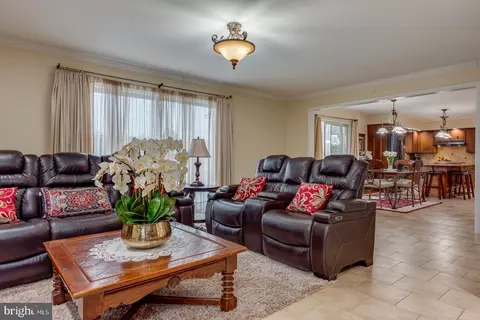 Living - 4 Hunter Rd, Hazleton, PA 18201 photo 2 of 2