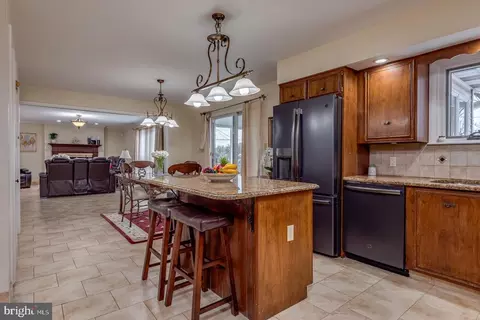 Kitchen - 4 Hunter Rd, Hazleton, PA 18201 photo 4 of 6