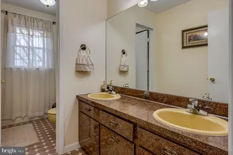 Bath - 4 Hunter Rd, Hazleton, PA 18201 photo 3 of 4