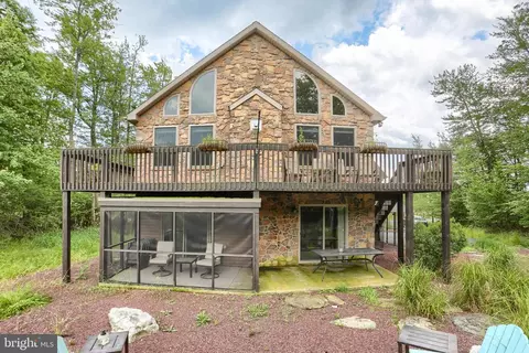 125 Pebble Beach Dr, Hazleton, PA 18202