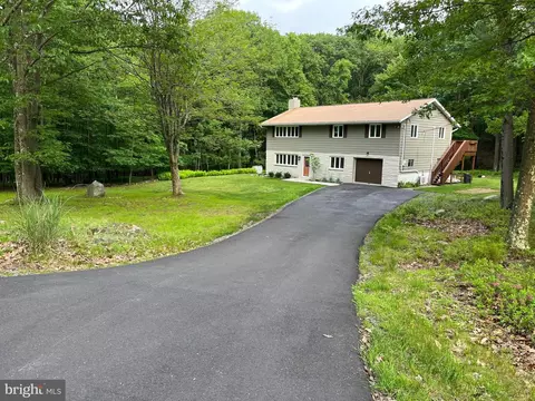275 Mountain Oaks Dr, Laurel Run, PA 18706