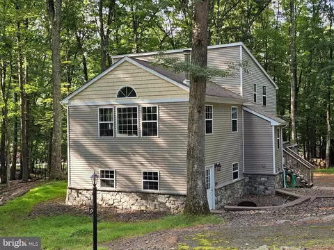 552 S Huron Cir, Hazleton, PA 18202