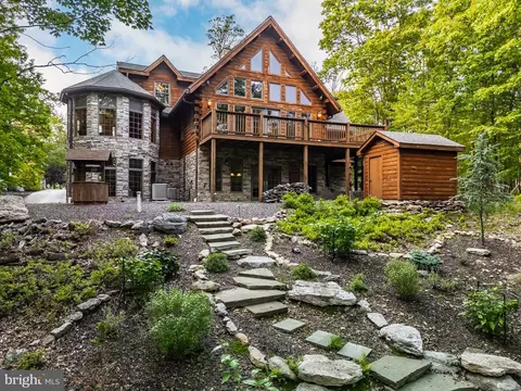 120 Dakota Dr, Hazleton, PA 18202