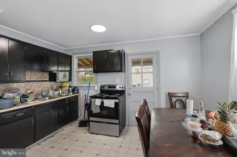 Entry Way - 436 E Chestnut St, Hazleton, PA 18201 photo 2 of 3