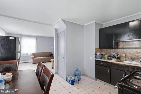 Entry Way - 436 E Chestnut St, Hazleton, PA 18201 photo 1 of 3