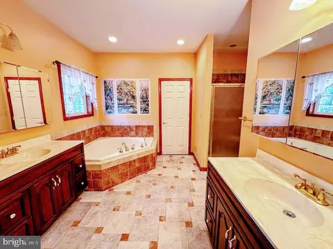 Bath - 113 Silver Cloud Ln, Hazleton, PA 18202 photo 2 of 3