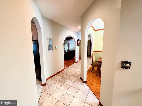 Entry Way - 113 Silver Cloud Ln, Hazleton, PA 18202 photo 2 of 5