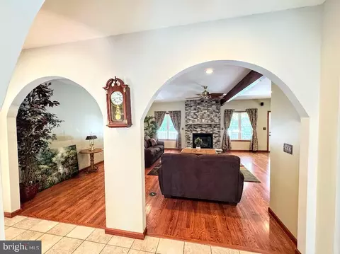 Entry Way - 113 Silver Cloud Ln, Hazleton, PA 18202 photo 3 of 5