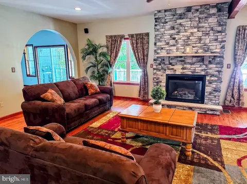 Living - 113 Silver Cloud Ln, Hazleton, PA 18202 photo 2 of 5