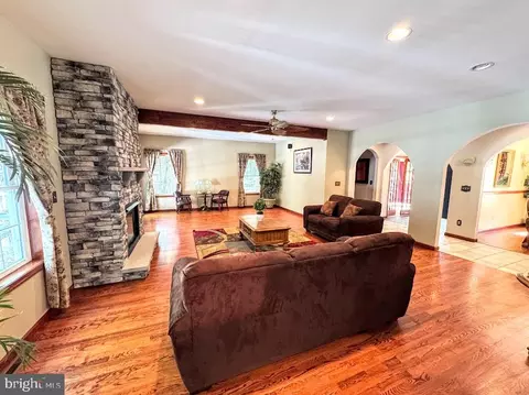 Living - 113 Silver Cloud Ln, Hazleton, PA 18202 photo 1 of 5