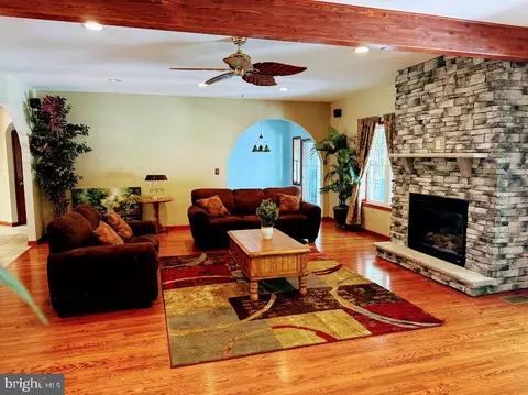 Living - 113 Silver Cloud Ln, Hazleton, PA 18202 photo 4 of 5