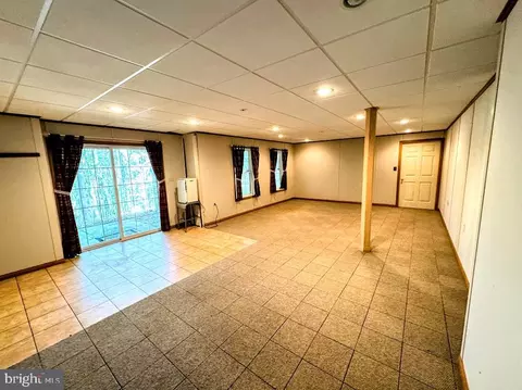 Living - 113 Silver Cloud Ln, Hazleton, PA 18202 photo 5 of 5