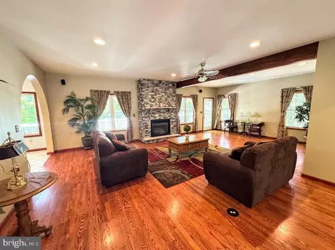 Living - 113 Silver Cloud Ln, Hazleton, PA 18202 photo 3 of 5