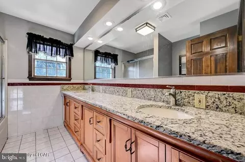 Bath - 1424 E Broad St, Hazleton, PA 18201 photo 5 of 7
