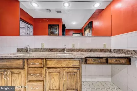 Bath - 1424 E Broad St, Hazleton, PA 18201 photo 2 of 7