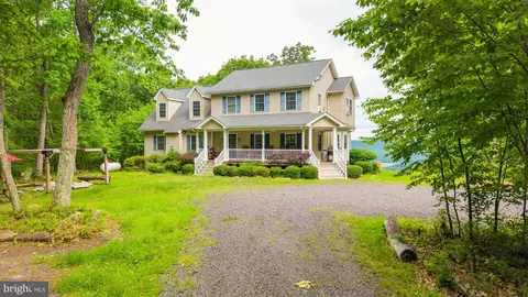 210 White Mountain Ln, Sugarloaf, PA 18249