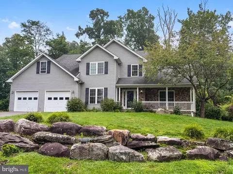 20 Evergreen Lake Dr, Mountain Top, PA 18707
