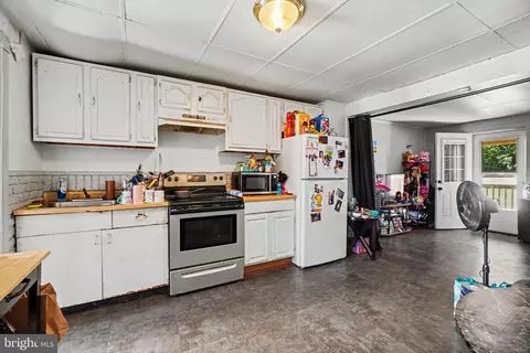 Entry Way - 616-616 Rear Seybert St, Hazleton, PA 18201 photo 5 of 6