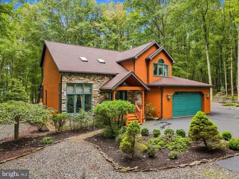 584 S Huron Cir, Hazleton, PA 18202