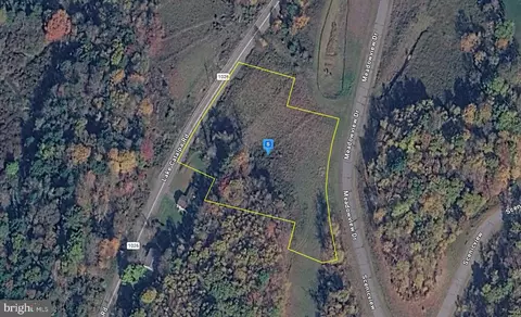51 Lake Catalpa Rd, Dallas, PA 32828