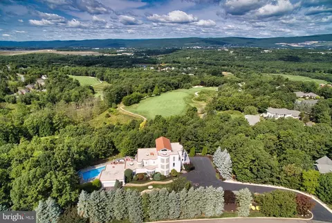 110 Glenmaura Dr, Moosic, PA 18507