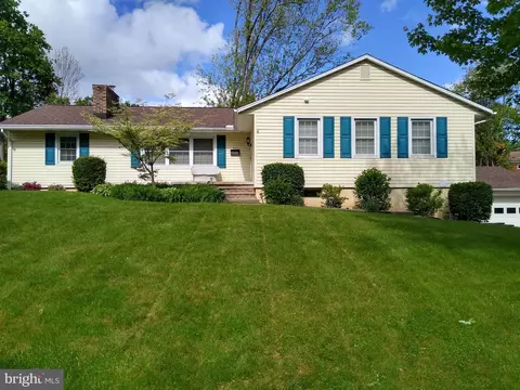 310 Crest Dr, Clarks Green, PA 18411