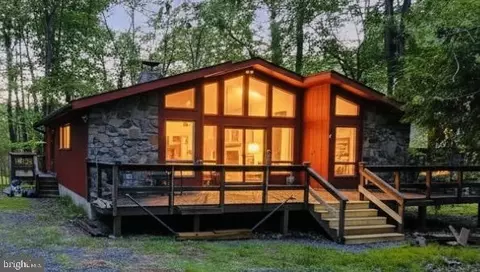 149 Livingston Ln, Gouldsboro, PA 18424