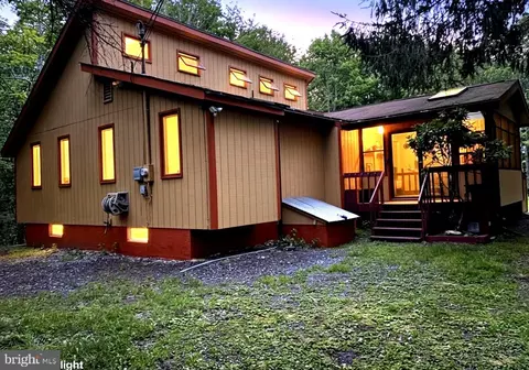 180 Delbert Dr, Gouldsboro, PA 18424