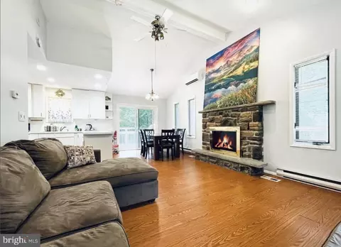 65 Livingston Ln, Gouldsboro, PA 18424