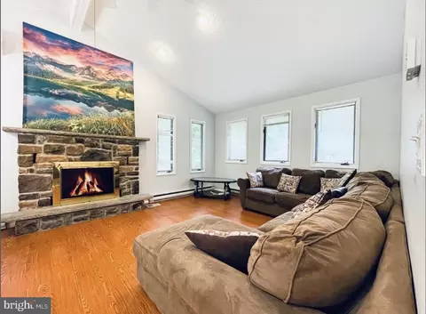65 Livingston Ln, Gouldsboro, PA 18424
