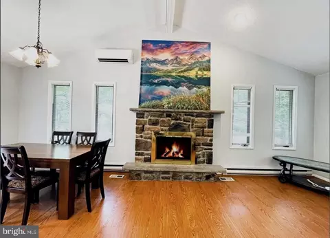 65 Livingston Ln, Gouldsboro, PA 18424