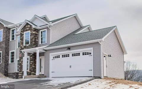 53 Wisteria Ln, Williamsport, PA 17701