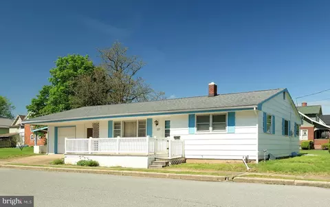 225 Tomb Ave, Jersey Shore, PA 17740