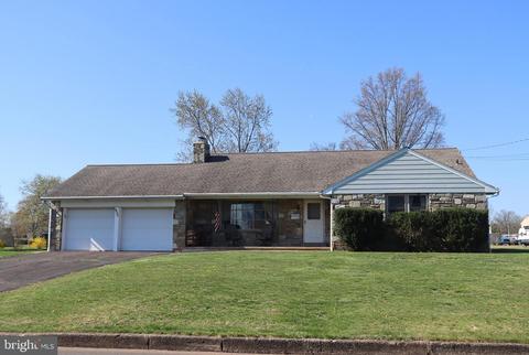 400 Bentwood Dr, Hatfield, PA 19440
