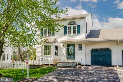 302 Woodcrest Cir, Royersford, PA 19468