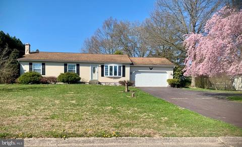 9021 Independence Dr, Green Lane, PA 18054