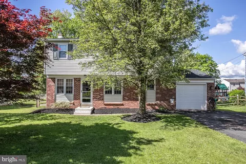 1011 Lake Ln, Pennsburg, PA 18073