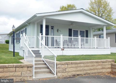 211 Fox Chase Ct, North Wales, PA 19454
