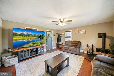 113 Game Farm Rd, Schwenksville, PA 19473
