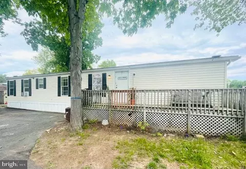 401 Oak Dr, Green Lane, PA 18054