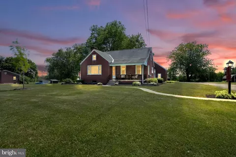 1944 Hoffmansville Rd, Frederick, PA 19435