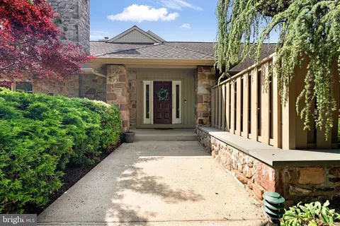 1206 Round Hill Rd, Bryn Mawr, PA 19010