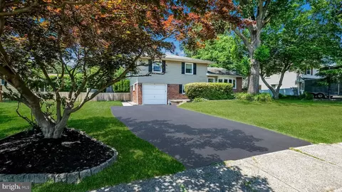 2020 Carlson Dr, Willow Grove, PA 19090