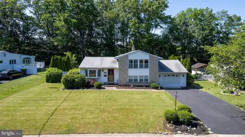2260 Carlson Dr, Willow Grove, PA 19090