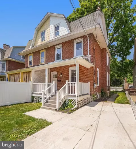 220 Ardmore Ave, Ardmore, PA 19003