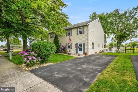 489 Indian Crest Dr, Harleysville, PA 19438