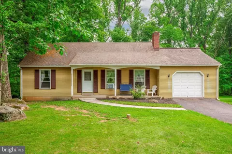 16 Hilltop Dr, Green Lane, PA 18054