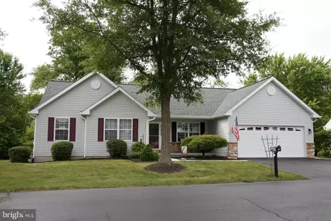 22 Presidential Dr, Royersford, PA 19468